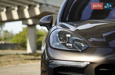 Внедорожник / Кроссовер Porsche Cayenne 2015 в 