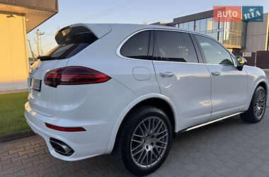 Внедорожник / Кроссовер Porsche Cayenne 2015 в 