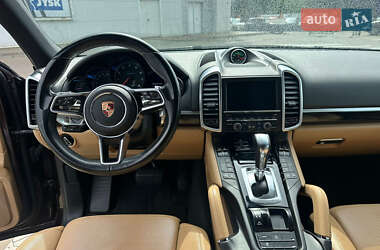 Внедорожник / Кроссовер Porsche Cayenne 2015 в 