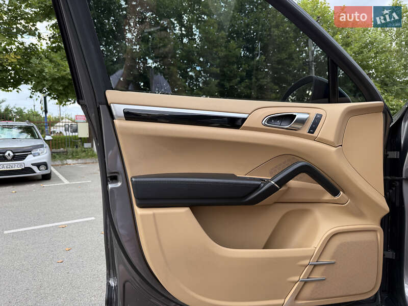 Внедорожник / Кроссовер Porsche Cayenne 2012 в Святопетровское