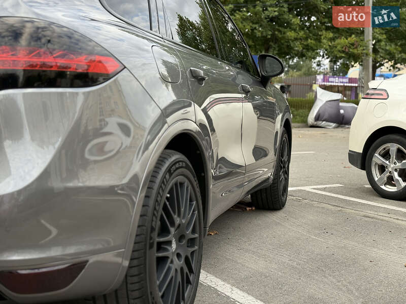 Внедорожник / Кроссовер Porsche Cayenne 2012 в Святопетровское