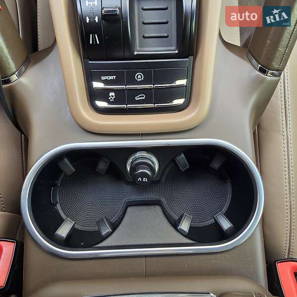 Внедорожник / Кроссовер Porsche Cayenne 2012 в Киеве