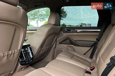 Позашляховик / Кросовер Porsche Cayenne 2012 в 