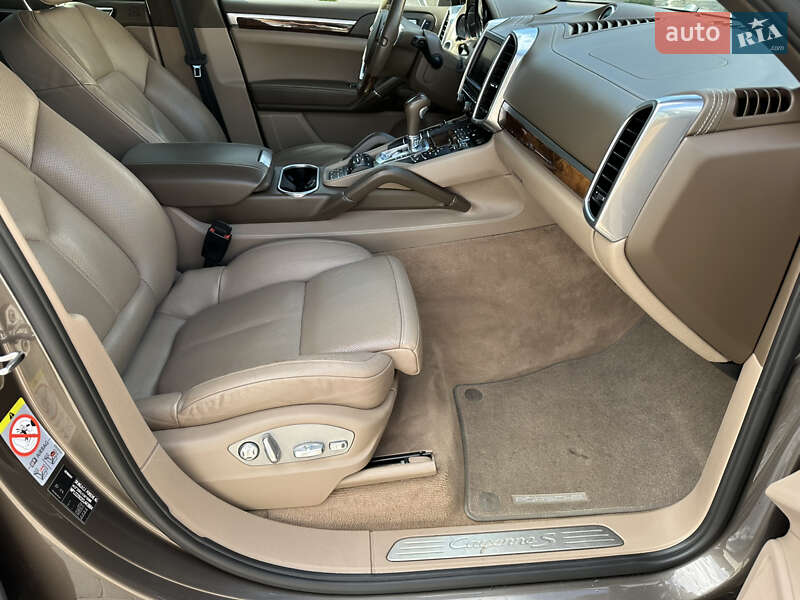 Внедорожник / Кроссовер Porsche Cayenne 2011 в Ровно