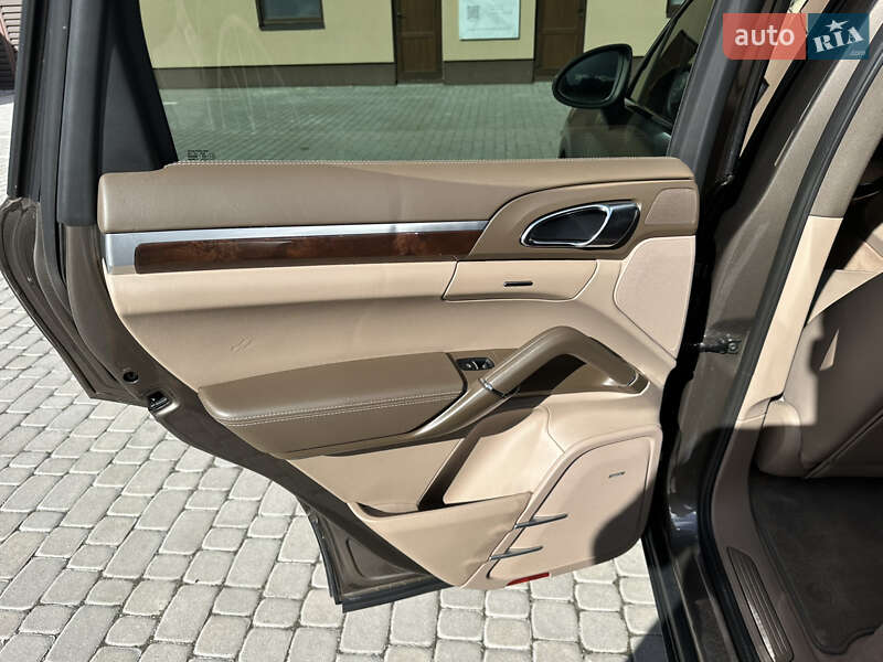 Внедорожник / Кроссовер Porsche Cayenne 2011 в Ровно