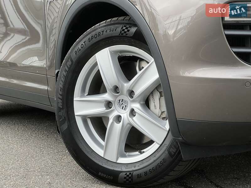 Внедорожник / Кроссовер Porsche Cayenne 2012 в Киеве