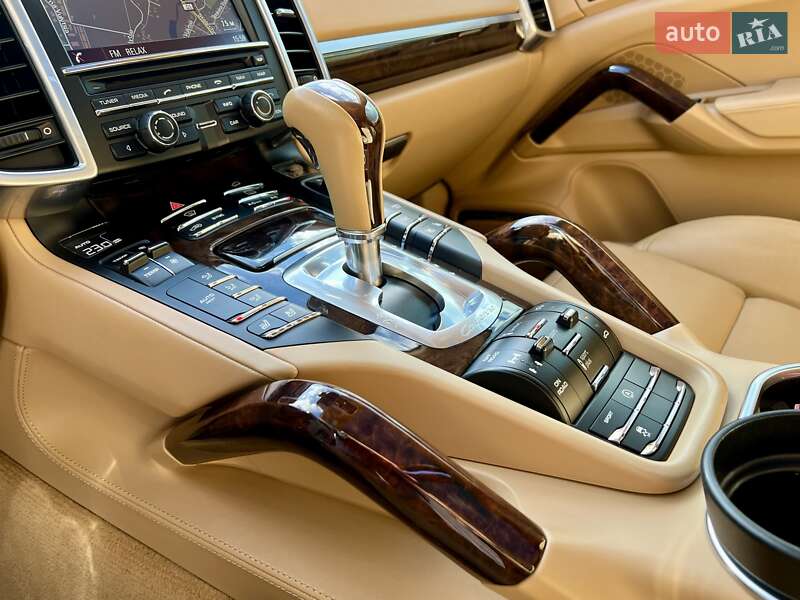 Внедорожник / Кроссовер Porsche Cayenne 2015 в Киеве