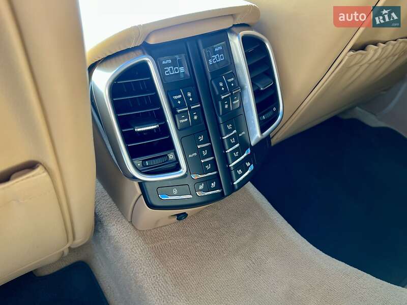 Внедорожник / Кроссовер Porsche Cayenne 2015 в Киеве