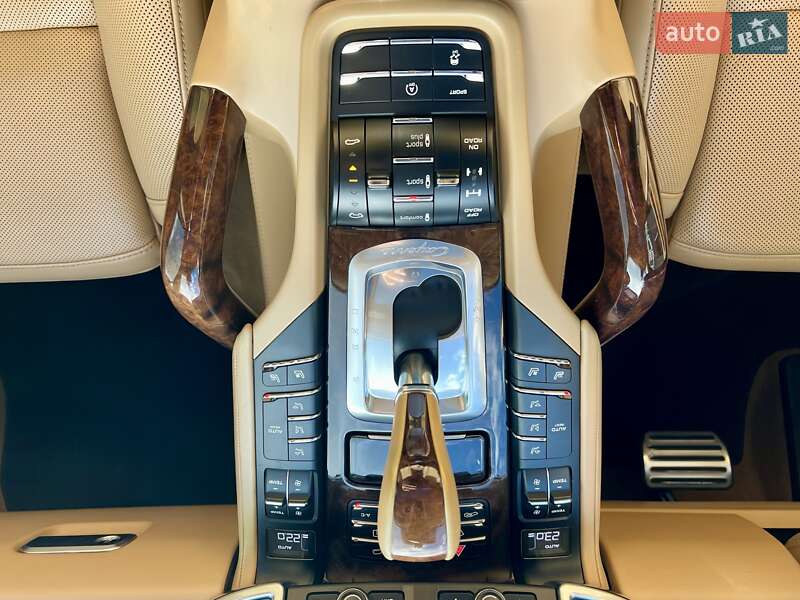 Внедорожник / Кроссовер Porsche Cayenne 2015 в Киеве