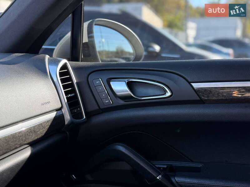 Внедорожник / Кроссовер Porsche Cayenne 2011 в Киеве