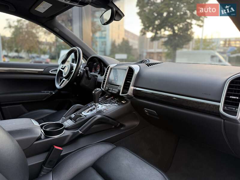 Внедорожник / Кроссовер Porsche Cayenne 2016 в Киеве