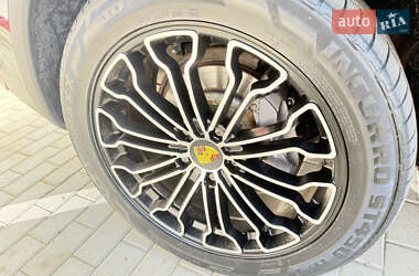 Внедорожник / Кроссовер Porsche Cayenne 2012 в 