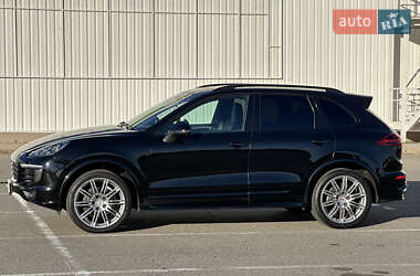 Внедорожник / Кроссовер Porsche Cayenne 2015 в 