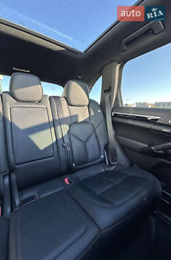 Внедорожник / Кроссовер Porsche Cayenne 2015 в 