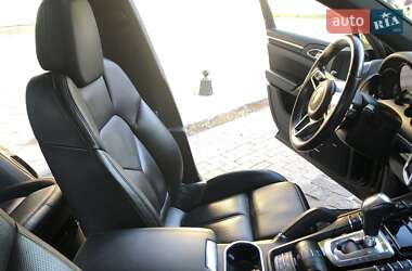 Внедорожник / Кроссовер Porsche Cayenne 2015 в 