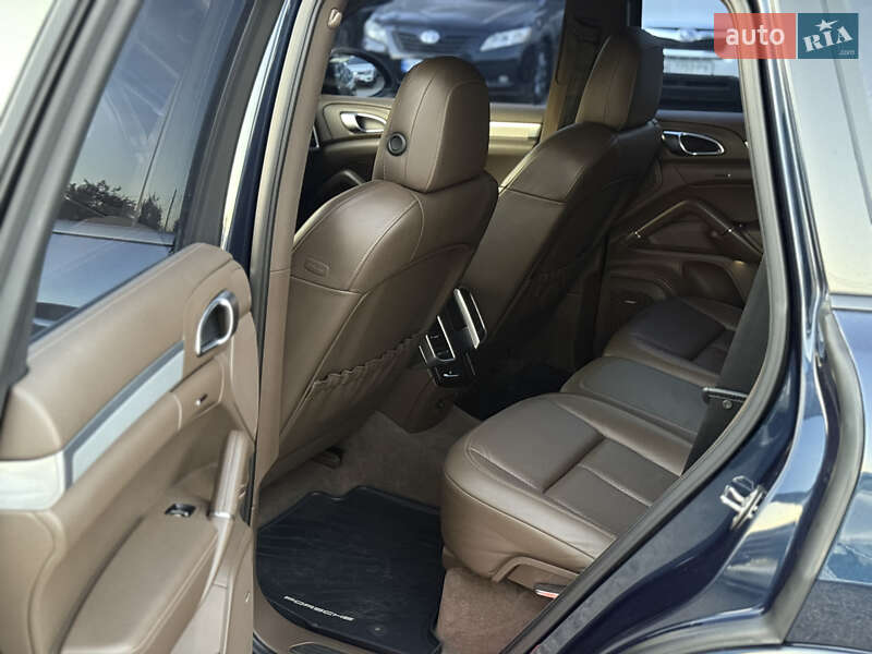 Внедорожник / Кроссовер Porsche Cayenne 2012 в Новомосковске