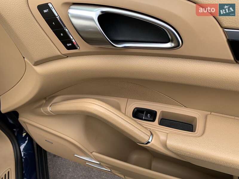 Позашляховик / Кросовер Porsche Cayenne 2011 в Кам'янському