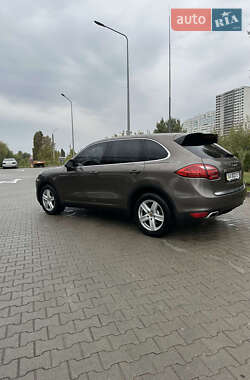 Внедорожник / Кроссовер Porsche Cayenne 2012 в 