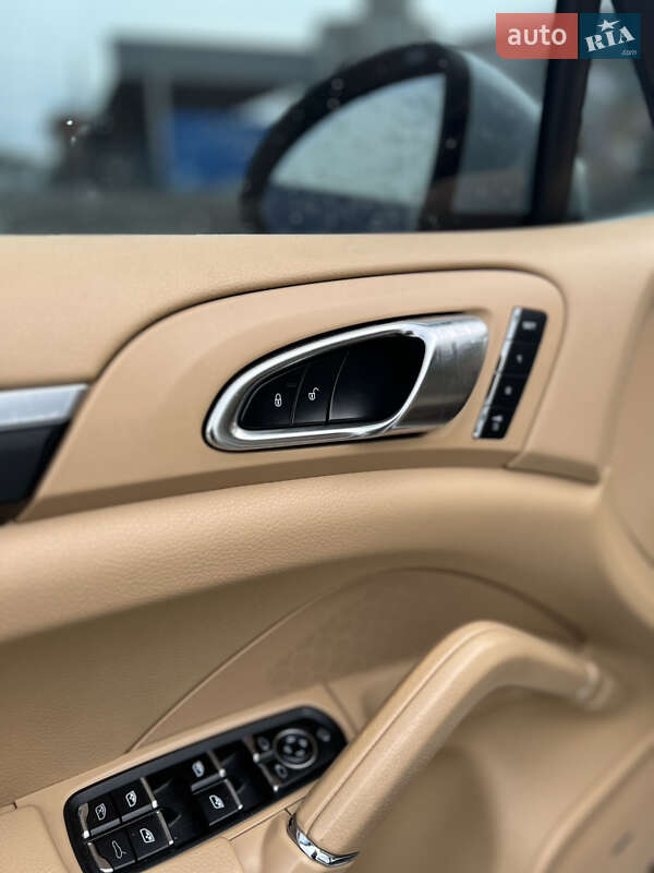 Позашляховик / Кросовер Porsche Cayenne 2014 в Сумах