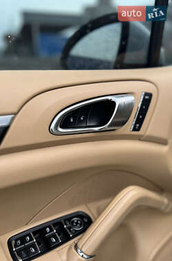 Внедорожник / Кроссовер Porsche Cayenne 2014 в 