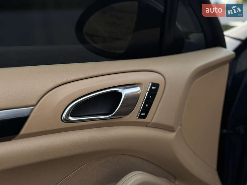 Внедорожник / Кроссовер Porsche Cayenne 2011 в Тернополе