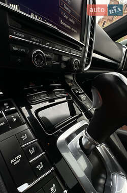 Позашляховик / Кросовер Porsche Cayenne 2012 в 