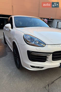Внедорожник / Кроссовер Porsche Cayenne 2016 в 