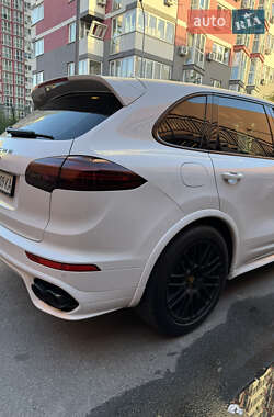 Внедорожник / Кроссовер Porsche Cayenne 2016 в 