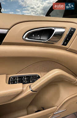 Внедорожник / Кроссовер Porsche Cayenne 2012 в 
