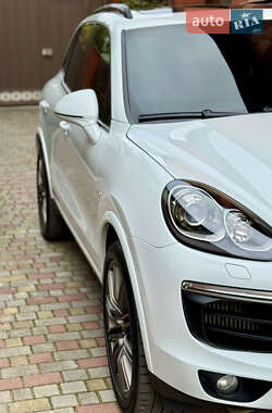 Внедорожник / Кроссовер Porsche Cayenne 2016 в 
