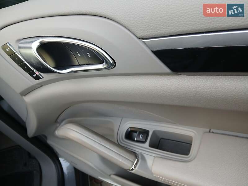 Позашляховик / Кросовер Porsche Cayenne 2011 в Чернівцях