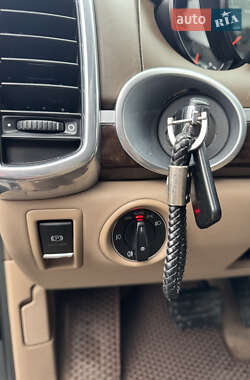 Внедорожник / Кроссовер Porsche Cayenne 2012 в 