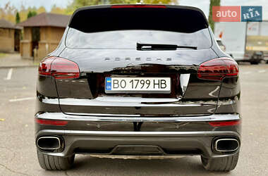 Внедорожник / Кроссовер Porsche Cayenne 2015 в 