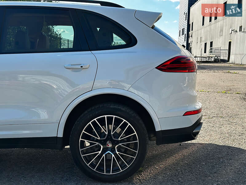 Позашляховик / Кросовер Porsche Cayenne 2015 в Харкові