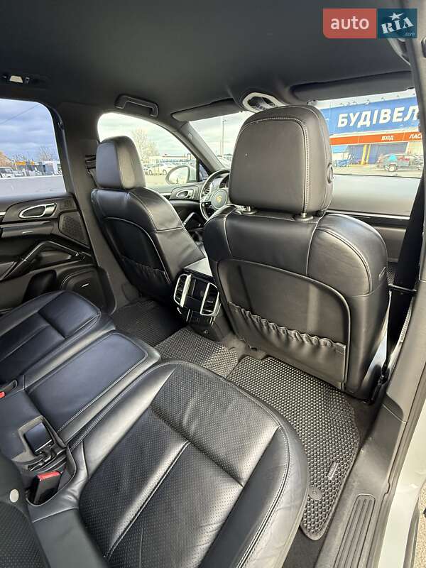 Внедорожник / Кроссовер Porsche Cayenne 2012 в Луцке