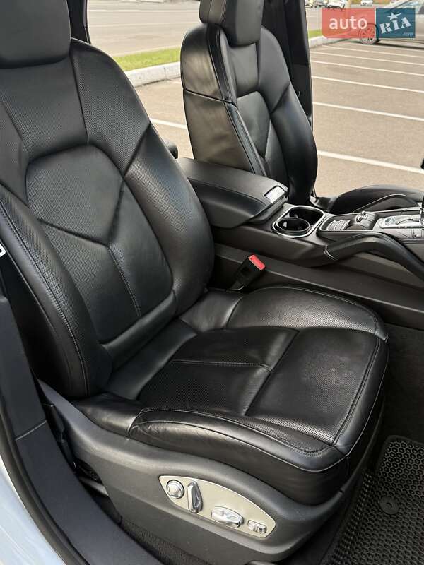 Внедорожник / Кроссовер Porsche Cayenne 2012 в Луцке