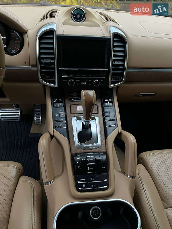 Позашляховик / Кросовер Porsche Cayenne 2012 в Чернівцях