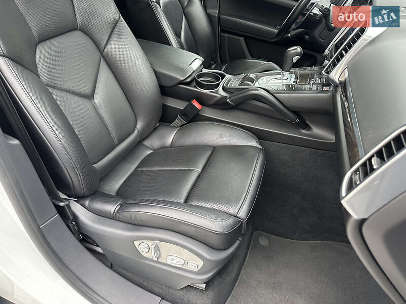 Внедорожник / Кроссовер Porsche Cayenne 2016 в Киеве фото 26 Внедорожник / Кроссовер Porsche Cayenne 2016 в Киеве