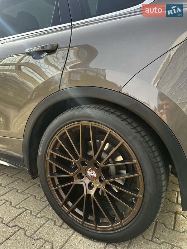Позашляховик / Кросовер Porsche Cayenne 2015 в Києві