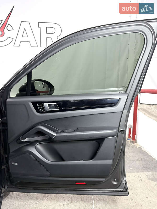 Позашляховик / Кросовер Porsche Cayenne 2019 в Одесі