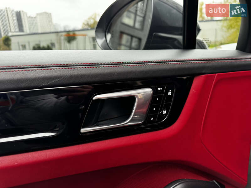 Внедорожник / Кроссовер Porsche Cayenne 2019 в Киеве