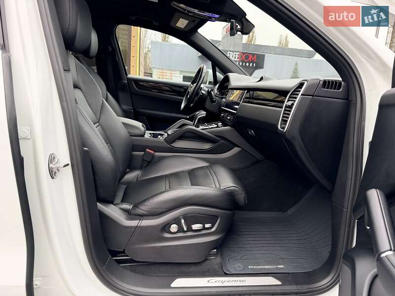 Внедорожник / Кроссовер Porsche Cayenne 2018 в Киеве фото 31 Внедорожник / Кроссовер Porsche Cayenne 2018 в Киеве