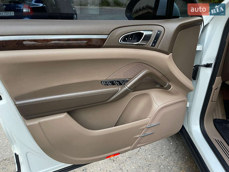 Позашляховик / Кросовер Porsche Cayenne 2012 в Харкові