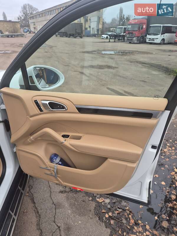 Внедорожник / Кроссовер Porsche Cayenne 2014 в Киеве