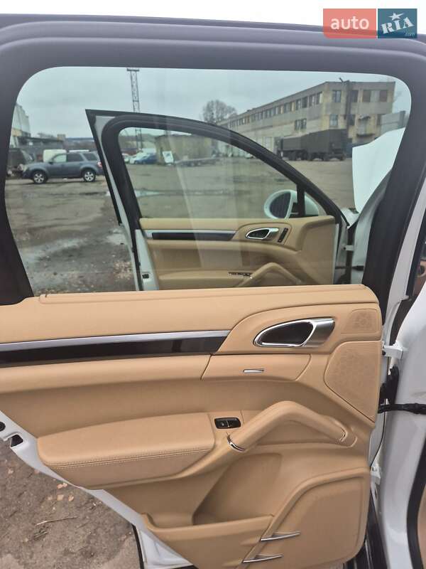 Внедорожник / Кроссовер Porsche Cayenne 2014 в Киеве