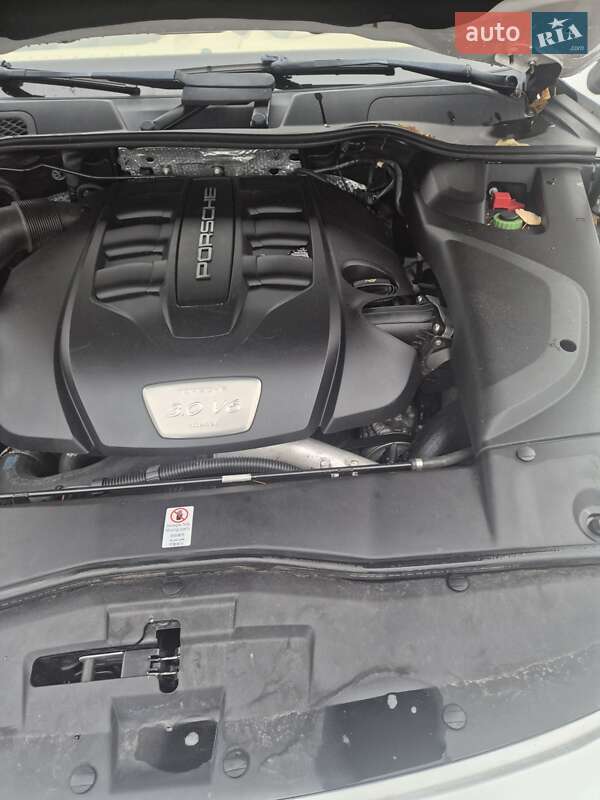 Внедорожник / Кроссовер Porsche Cayenne 2014 в Киеве
