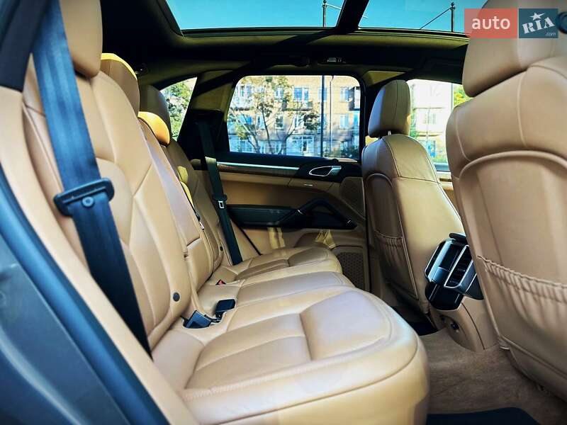 Внедорожник / Кроссовер Porsche Cayenne 2016 в Киеве