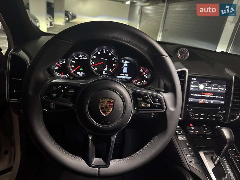 Внедорожник / Кроссовер Porsche Cayenne 2016 в Киеве