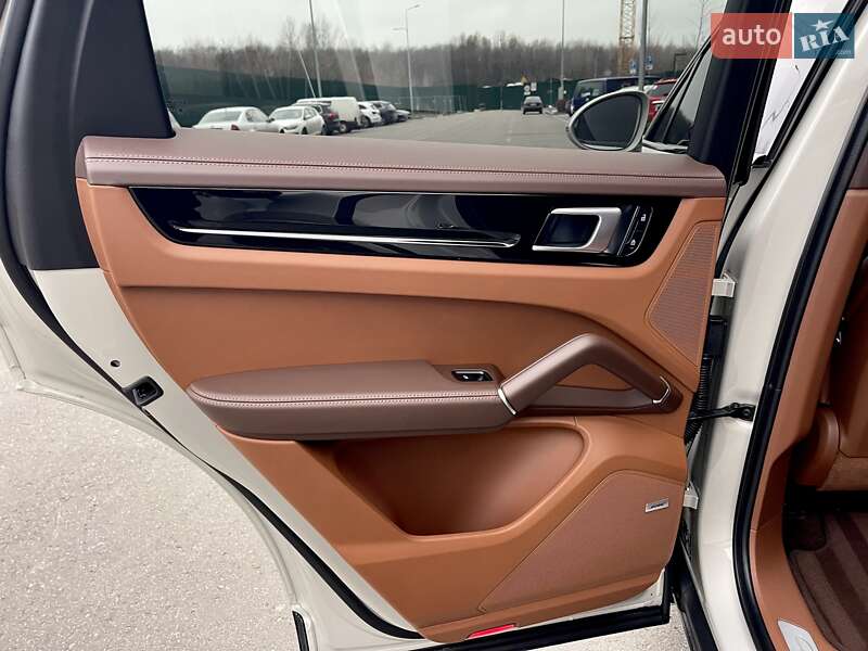 Внедорожник / Кроссовер Porsche Cayenne 2021 в Киеве