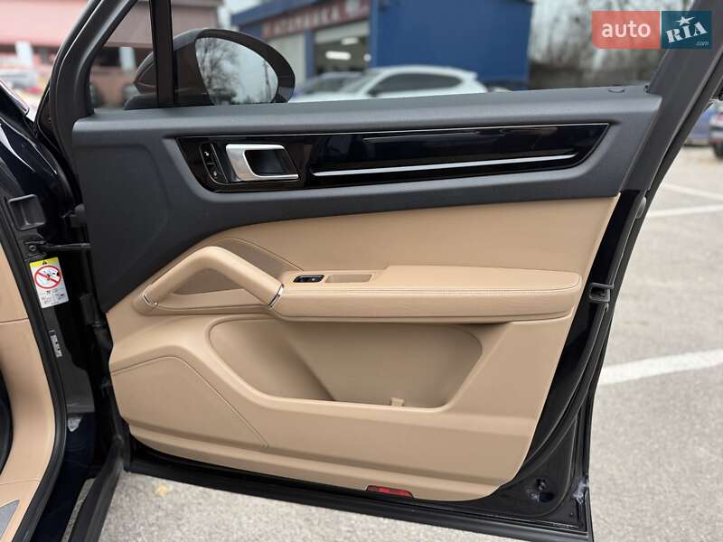 Внедорожник / Кроссовер Porsche Cayenne 2018 в Киеве фото 24 Внедорожник / Кроссовер Porsche Cayenne 2018 в Киеве